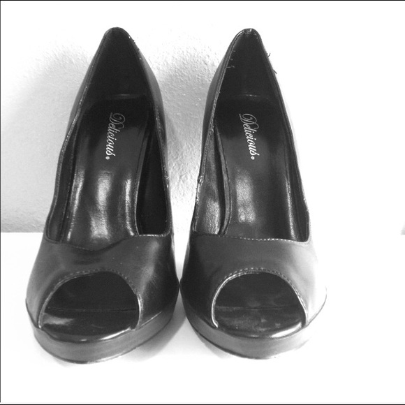 Black Pumps - Picture 2 of 4